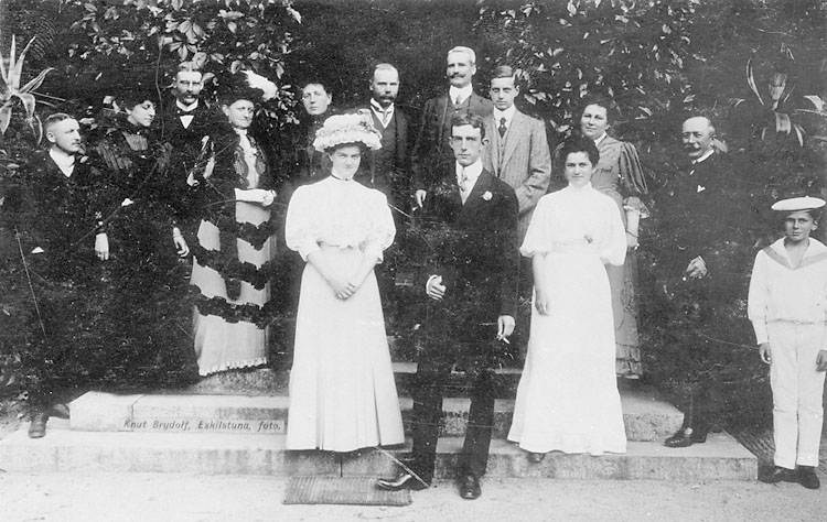 Another image of the lehndorff family some 13 strong, all adults looking pretty dapper, again!!